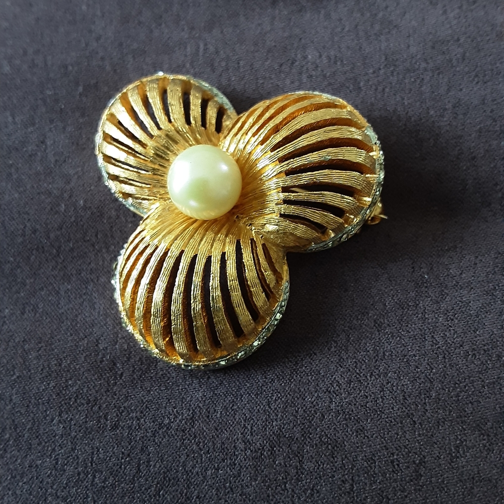 VTG DeNICOLA PEARL OPEN WORK CRYSTAL FLORAL  BROOCH
